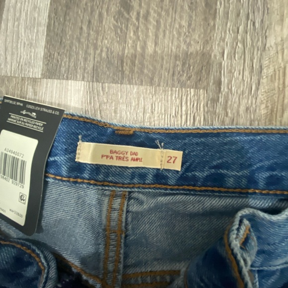 NWT Levi’s Baggy Dad Light Wash Wide Leg Jeans Size 27/34 inseam - Picture 2 of 5